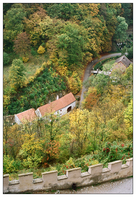 Cesta pod hradom